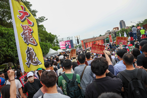 総統府前の凱達格蘭大道で国民党立法委員のリコールに関するイベントが開かれた＝19日（中央通信社）