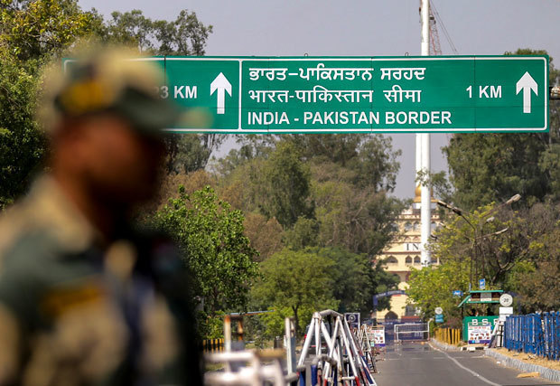 インド政府は23日、パキスタンとの陸路の国境を閉鎖した＝24日、北部パンジャブ州アムリトサルのインド側のアタリ検問所（ＰＴＩ）