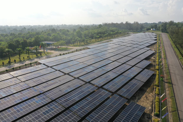 プルタミナＮＲＥは、リアウ州の太陽光発電所の検査にドローンとＡＩを活用し始めた（プルタミナ提供）