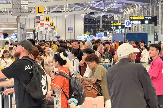 利用客で混雑する首都バンコク近郊のスワンナプーム国際空港＝４月中旬、サムットプラカン県（ＮＮＡ撮影）