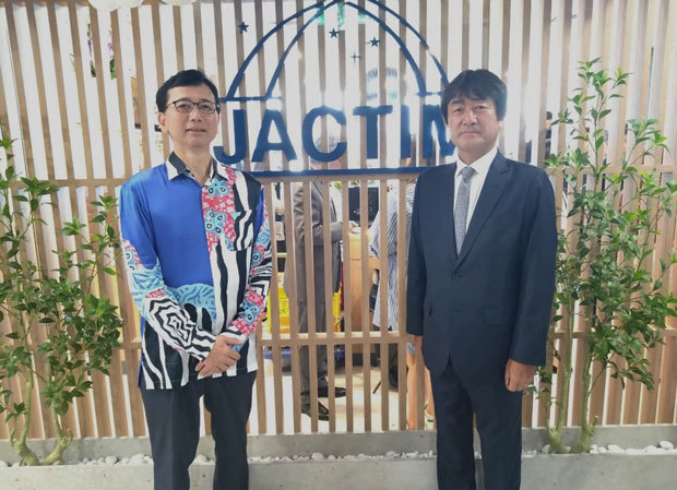 ＪＡＣＴＩＭの新事務所の開所式に出席した四方大使（左）と鳴釜会頭＝25日、クアラルンプール（ＮＮＡ撮影）