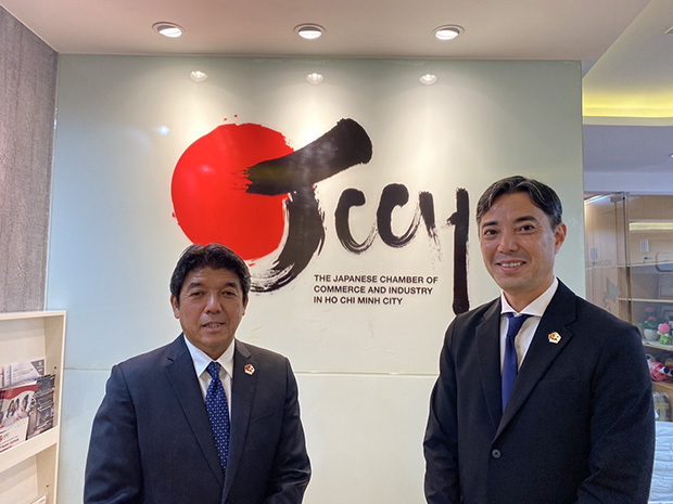 埜崎氏（右）から会頭のバトンを受け継いだ久米氏（ＪＣＣＨ提供）