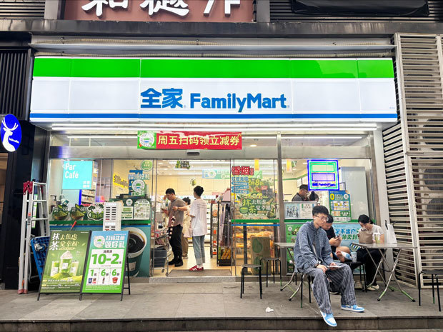 広東省広州市中心部にあるファミリーマート＝４月


