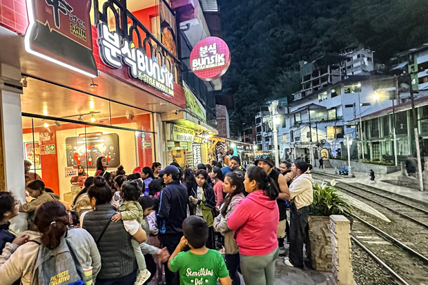 ペルーにオープンした即席麺の体験空間「辛ラーメン粉食」１号店（農心提供）