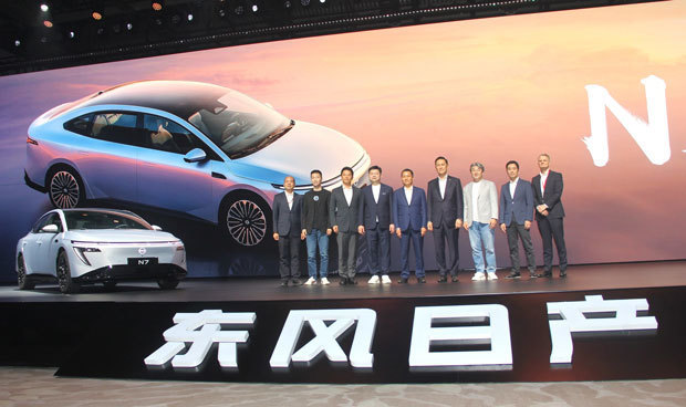 新型ＥＶ「Ｎ７」の発表会に臨む東風日産の關口勲総経理（右から３人目）＝27日、広州市