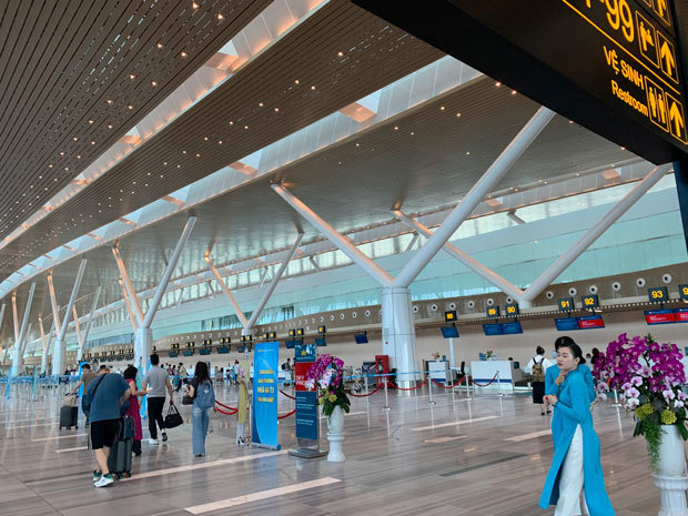 タンソンニャット国際空港第３ターミナルの出発カウンターフロア＝25日、ホーチミン市