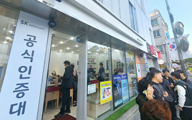 ソウル市内のＳＫＴ代理店。スタッフが顧客の対応に追われている＝韓国・ソウル、2025年４月28日（ＮＮＡ撮影）