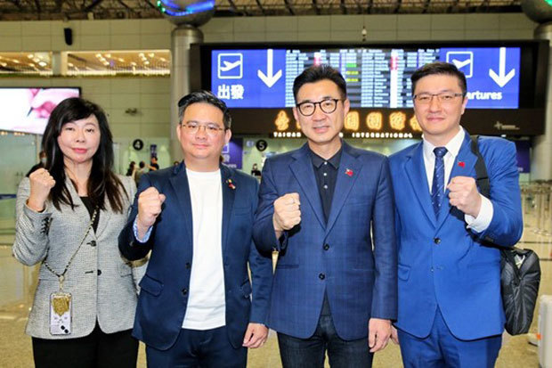 台湾立法院の江啓臣副院長（右から２人目）＝27日（中央通信社）