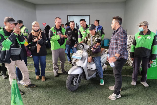 ＳＧＰＭが実施した電動バイクのレンタル事業の実証実験に参加したゴジェックのドライバー（ＳＧＰＭ提供）