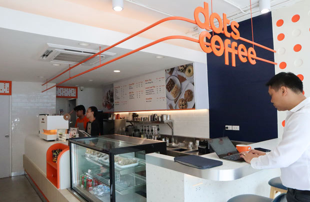 ドッツコーヒーの店内＝４月上旬、首都バンコク（ＮＮＡ撮影）