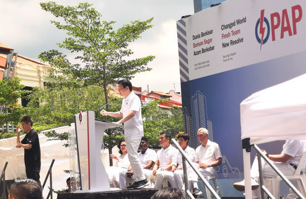 与党・人民行動党（ＰＡＰ）が金融街で開いた選挙集会で演説するローレンス・ウォン首相＝シンガポール中心部（ＮＮＡ撮影）