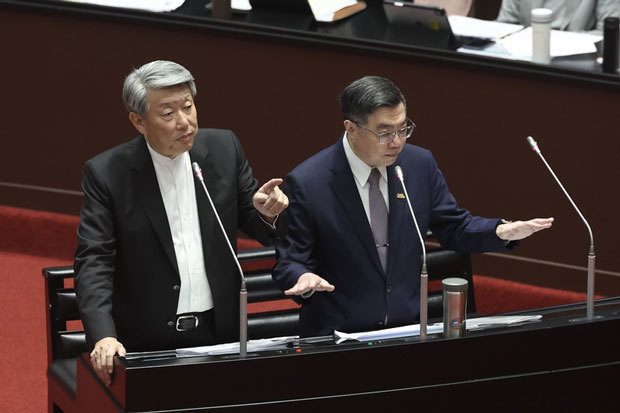 立法院で質疑に応じる郭智輝・経済部長（左）と卓栄泰・行政院長＝29日（中央通信社）