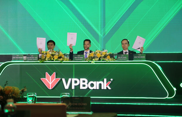 ＶＰバンクの株主総会。左がグエン・ドゥク・ビン頭取、中央がゴ・チー・ズン会長＝４月28日、ハノイ
