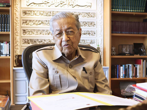 共同通信との単独会見に応じるマレーシアのマハティール元首相＝プトラジャヤ（共同）