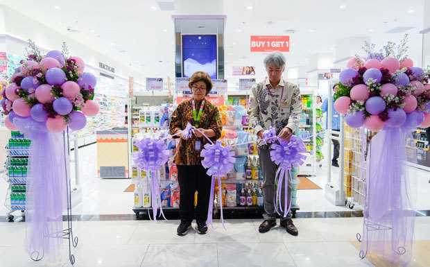 ドラッグストア５店舗目の開業式典でテープカットするイオンインドネシアの鈴木靖丈プロジェクトマネジャー（右）とグリーン・プラムカ・スクエアのリザ取締役（イオンインドネシア提供）