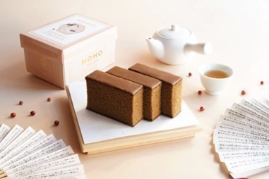 ホホ・ホウジチャの人気商品「プレミアム焙じ茶カステラ」（丸宇提供）