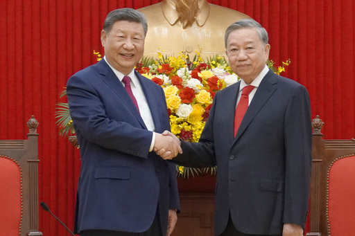 ベトナム・ハノイで握手するトー・ラム共産党書記長（右）と中国の習近平国家主席＝４月（共同）