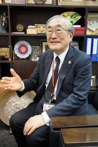 ベトナム・ハノイで取材に応じる日越大学の古田元夫学長（共同）
