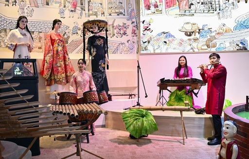 オープンしたベトナムパビリオンで披露された伝統楽器の演奏＝30日午前、大阪市此花区の夢洲（共同）