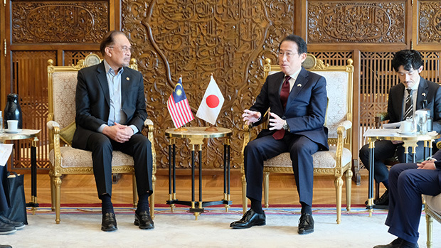 首相官邸で会談する岸田前首相（中央右）とアンワル首相＝６日、プトラジャヤ（ＮＮＡ撮影）