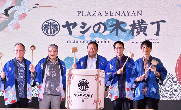 ヤシの木横丁のグランドオープン式典には、スナヤン・トリカリヤ・スンパナの渋谷一仁社長（左端）や正木靖駐インドネシア日本大使（左から２人目）らが出席し、たる酒の鏡開きをした＝７日、ジャカルタ特別州（ＮＮＡ撮影）