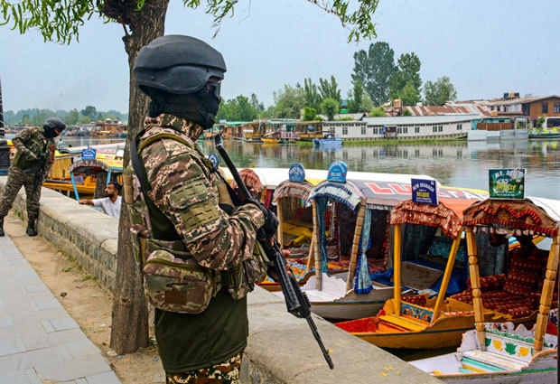 湖畔を厳重警備する治安部隊員＝８日、インド北部の連邦直轄地ジャム・カシミールのスリナガル（ＰＴＩ）