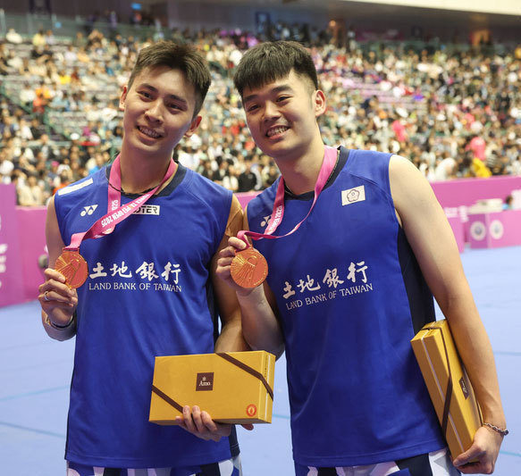 「ＹＯＮＥＸ台北オープン2025」の決勝では、男子ダブルスに出場した台湾代表の王斉麟選手（右）と邱相ケツ選手（ケツ＝木へんに桀）ペアが韓国代表を破り、優勝した＝11日（中央通信社）