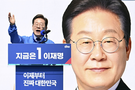 ソウル中心部で韓国大統領選の第一声を上げる最大野党「共に民主党」の李在明前代表＝12日（共同）