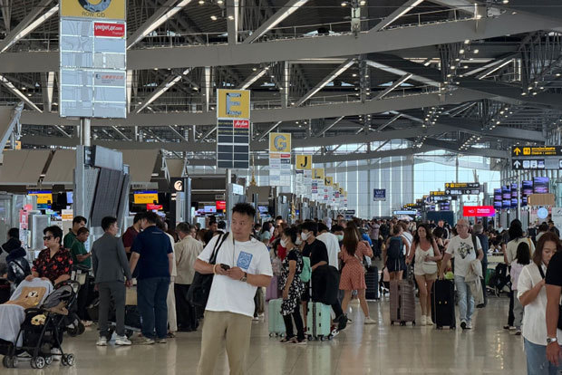 タイ人利用者らで混み合う首都バンコク近郊のスワンナプーム国際空港＝３月、サムットプラカン県（ＮＮＡ撮影）