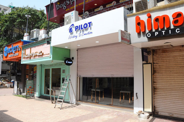 ガレリア・マーケットで、間もなく開店予定のパイロット専門店＝14日、インド北部グルガオン（ＮＮＡ撮影）