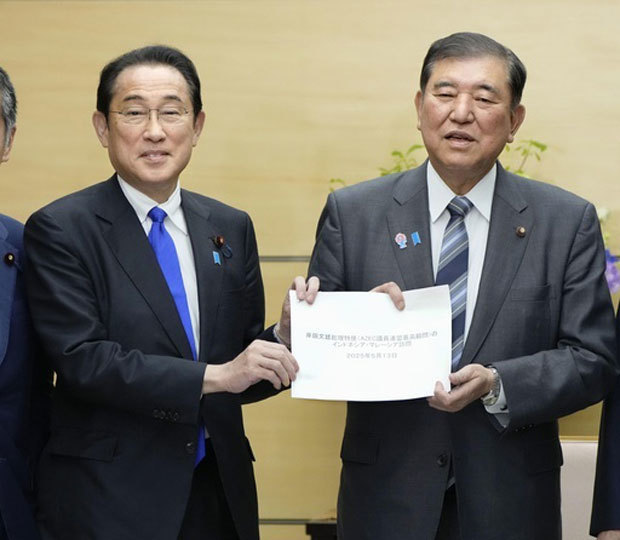 石破首相（右）に首相特使としてインドネシアとマレーシアを訪問した結果を報告した岸田前首相＝13日午後、首相官邸