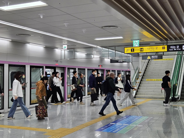 ソウル駅に到着したＧＴＸ－Ａの乗客＝韓国・ソウル、2025年５月19日（ＮＮＡ撮影）