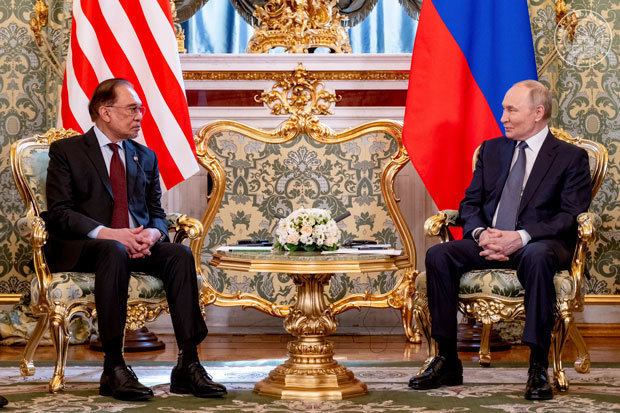 アンワル首相（左）とプーチン大統領は14日、モスクワで会談した。２国間貿易や投資の促進、マレーシアのＢＲＩＣＳ加盟のほか、ロシアの地対空ミサイルによるマレーシア航空ＭＨ17便の撃墜事件についても議論を交わしたという（アンワル氏のソーシャルメディアより）