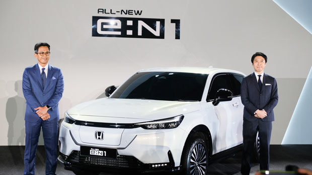 ホンダ初のＥＶ「ｅ：Ｎ１（イーエヌワン）」の発売を発表するホンダ・マレーシアの矢崎社長兼ＣＥＯ（右）とサーリーＣＯＯ＝15日、クアラルンプール（ＮＮＡ撮影）