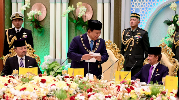 プラボウォ大統領（中央）は、訪問先のブルネイで同国のハサナル・ボルキア国王（右）と会談した（インドネシア大統領府提供）