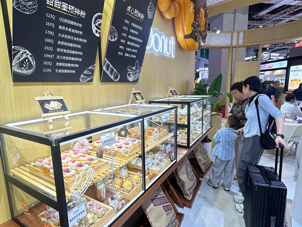 日清製粉グループはブースにパンや焼き菓子を並べた＝20日、上海市