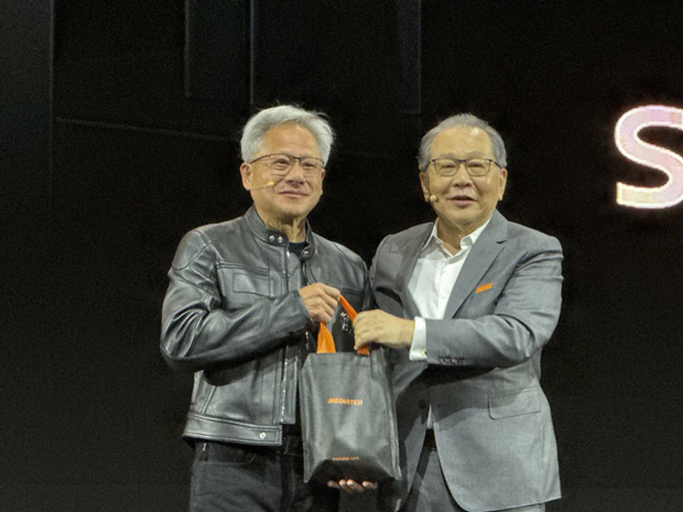エヌビディアのジェンスン・フアンＣＥＯ（左）にカットフルーツをプレゼントした聯発科技の蔡力行執行長（中央通信社）