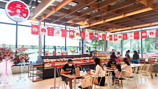 サンゼン２号店には、購入した商品を店内で飲食できる座席を50席設けた＝22日、バンテン州（ＮＮＡ撮影）