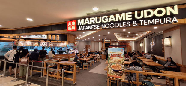 インドネシア新首都予定地に近いバリクパパン（東カリマンタン州）にある丸亀製麺の店舗＝24年９月（ＮＮＡ撮影）