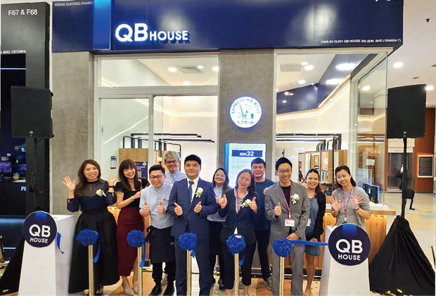 キュービーネットホールディングスは23日、ヘアカット専門店「ＱＢハウス」のマレーシア１号店をジョホール州ジョホールバルで開業した（同社提供）