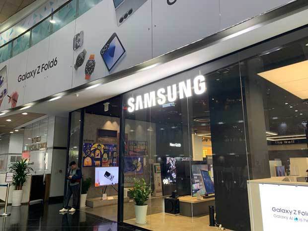 米国に輸出されるサムスン製スマホに高率の関税が課される可能性が出てきた＝2024年10月、ホーチミン市