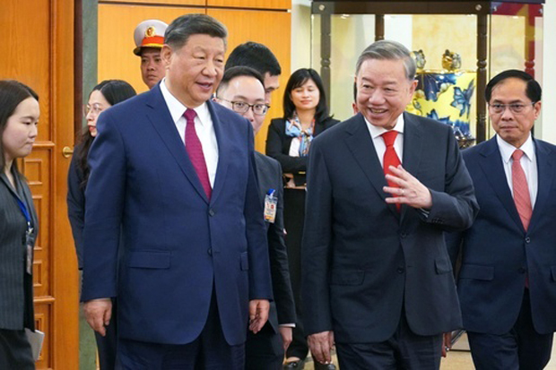 ベトナムの首都ハノイで談笑するトー・ラム共産党書記長（右）と中国の習近平国家主席＝４月（共同）