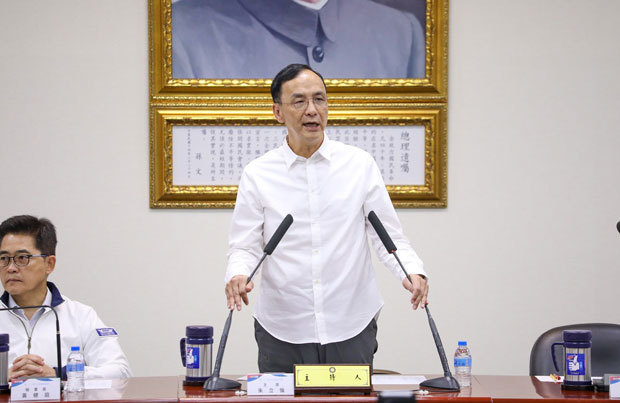 国民党の朱立倫主席（右）＝21日（同党リリースより）