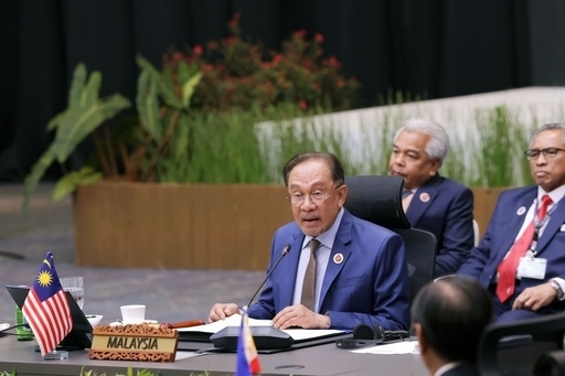 ＡＳＥＡＮ首脳会議の冒頭で話す議長国マレーシアのアンワル首相＝26日、クアラルンプール（共同）