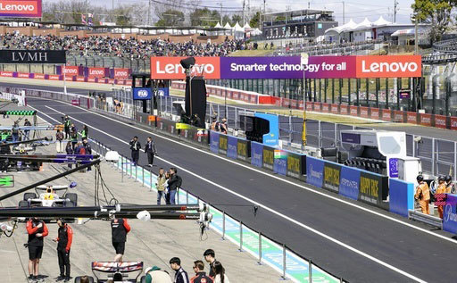 鈴鹿サーキットに掲げられたパソコン世界最大手の聯想（レノボ）グループのロゴ＝４月、三重県鈴鹿市（共同）