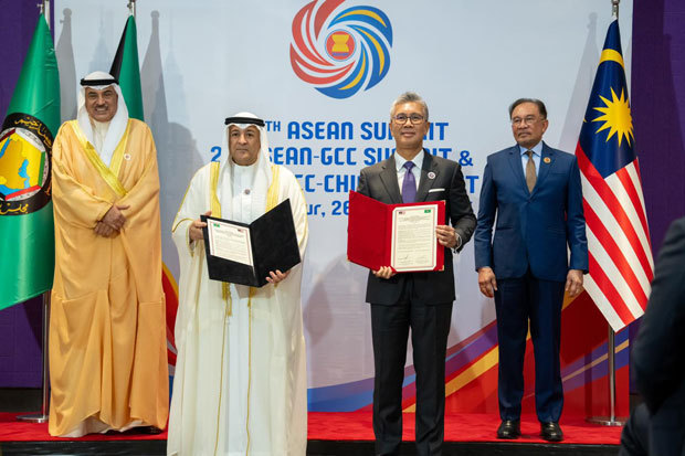ザフルル投資貿易産業相（前列右）と湾岸協力会議（ＧＣＣ）のジャセム事務総長（同左）は自由貿易協定（ＦＴＡ）交渉を正式に開始することを盛り込んだ共同声明に署名した＝26日、クアラルンプール（ザフルル氏の公式フェイスブックより）
