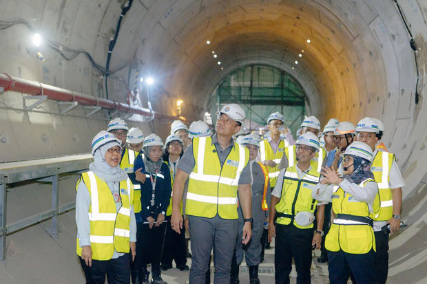 アグス調整相（インフラ・地域開発担当）は26日、ＭＲＴ延伸区間の工事現場を視察した（ＭＲＴジャカルタ提供）