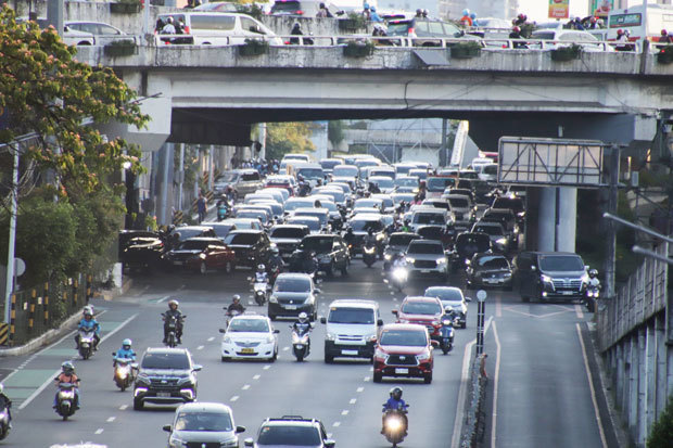 エドサ通りで交通渋滞の一層の悪化が懸念される＝３月、マニラ首都圏マカティ市（ＮＮＡ撮影）