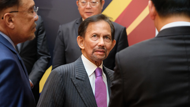 ＡＳＥＡＮ首脳会議に出席したブルネイのボルキア国王（中央）＝26日、クアラルンプール（ＮＮＡ撮影）