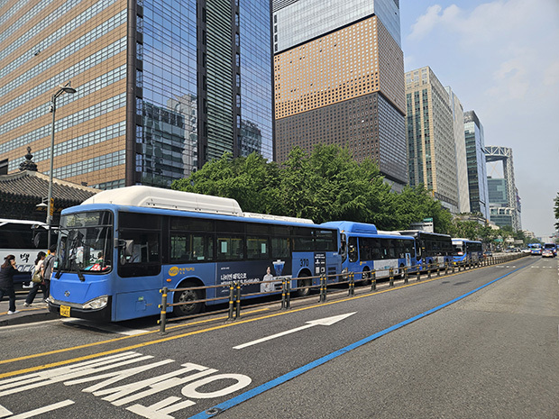 ソウル市内を走る路線バス＝韓国・ソウル（ＮＮＡ撮影）